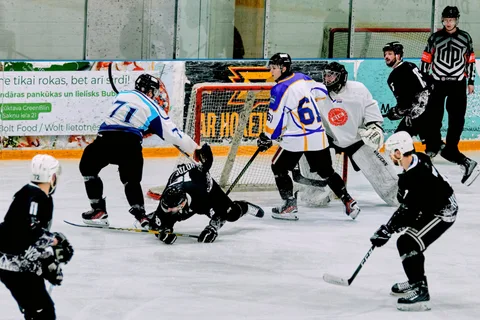 HK KAZANOVA vs DVL
