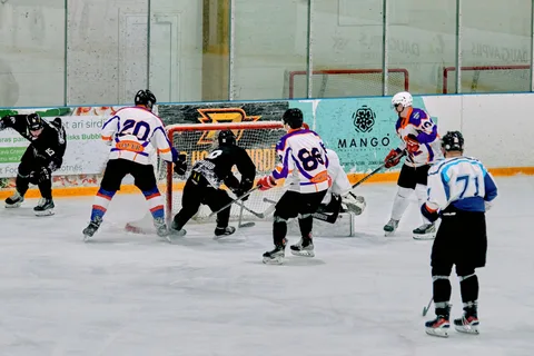 HK KAZANOVA vs DVL