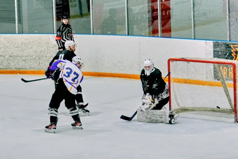HK KAZANOVA vs DVL