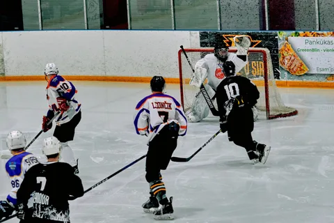 HK KAZANOVA vs DVL