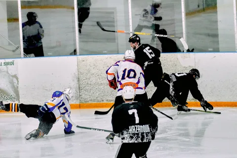HK KAZANOVA vs DVL